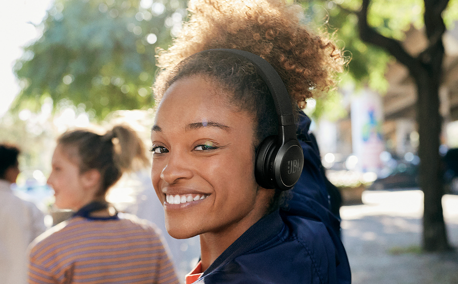 JBL Live 460NC Eenvoudige hulp met je stem. - Image